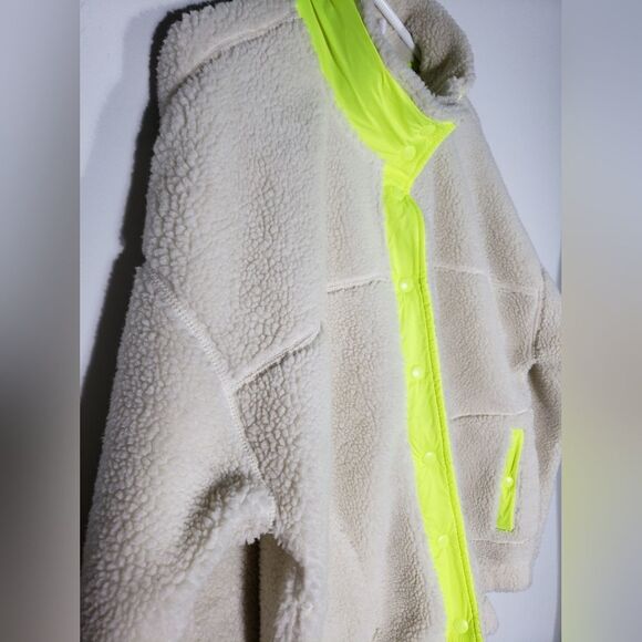 Old Navy Cozy Sherpa Snap-Front Flurry Crop Jacket Size Large - Picture 3 of 9